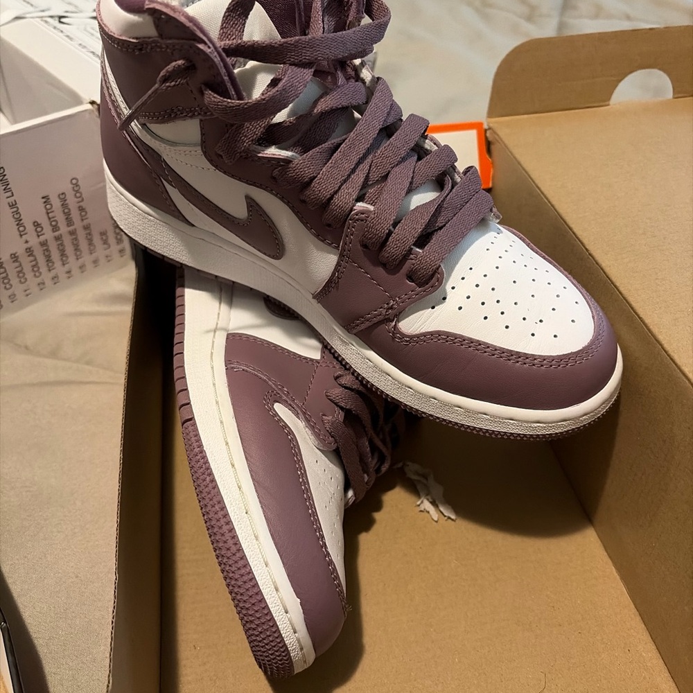 Nike Kids Sneakers in Mauve and White